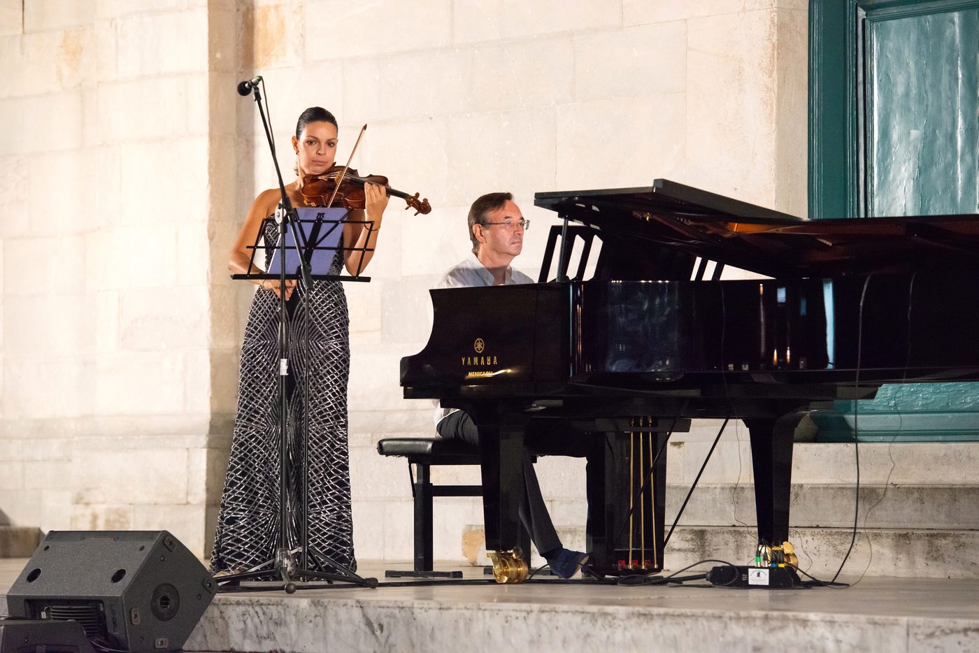 Ekaterina Astashova on the violin and Igor Raykhelson at the piano, on the steps of the cathedral in Pietrasanta